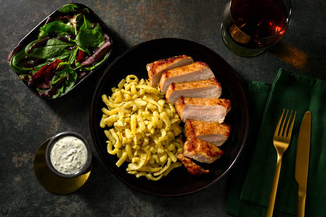 Schweinelachssteak auf Kräuterbutter-Spätzle