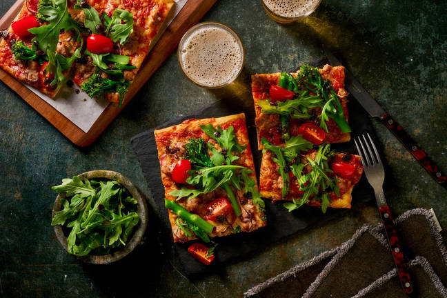 Pizza garnie de saucisse de porc & broccolini