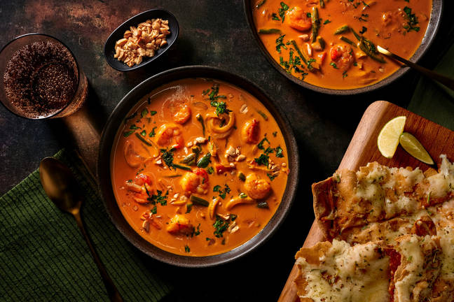 Gele-currysoep met garnalen en knoflookplatbrood