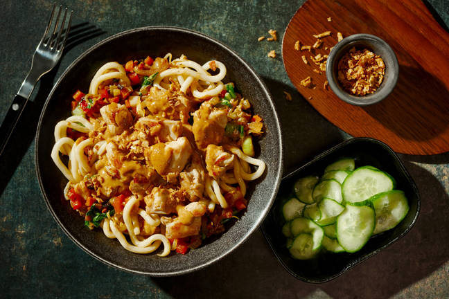 Kippendij met pindasaus en udonnoedels