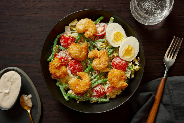 Salade César aux crevettes croustillantes