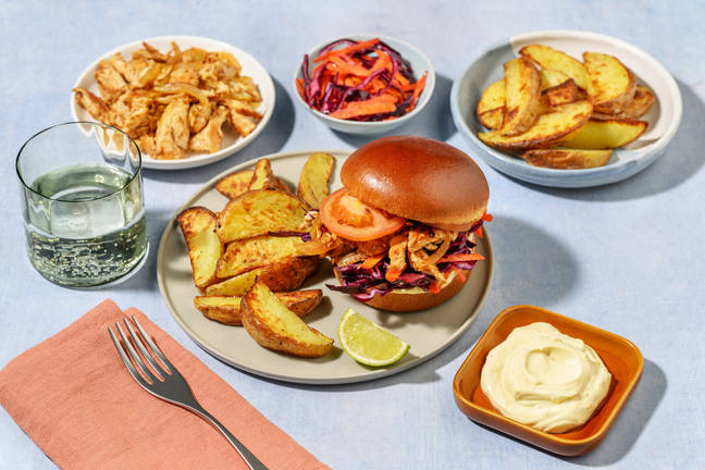 BBQ-krydret kyllingeburger med ovnbagte kartofler