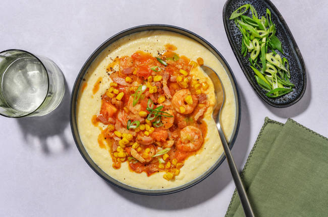 Cajun-räkor och bacon på "grits"