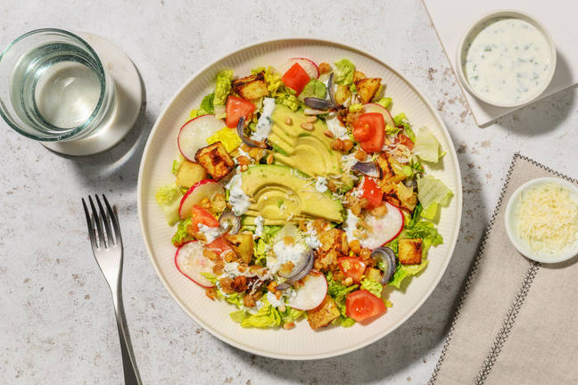 Salladsbowl på krispiga krossade kikärtor