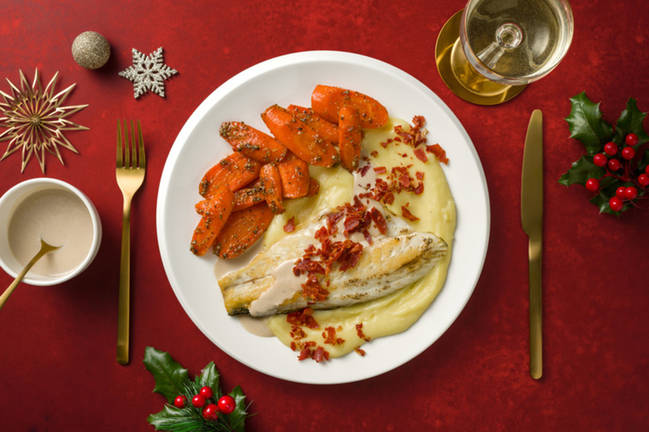 Lubina con polvo de jamón serrano y salsa de ajoblanco