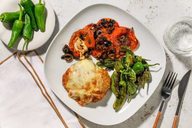 Hamburguesa con queso fundido y pimientos de padrón