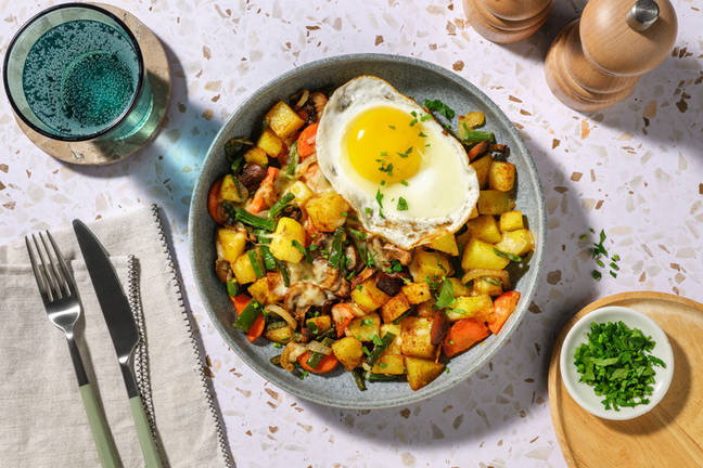 Gebakken aardappeltjes met spiegelei en champignons