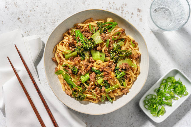 Kinesisk honning- og soyastekt kjøttdeig og nudler