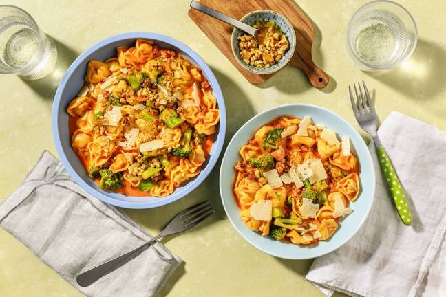 Rask bacontortelloni med ost- og tomatsaus