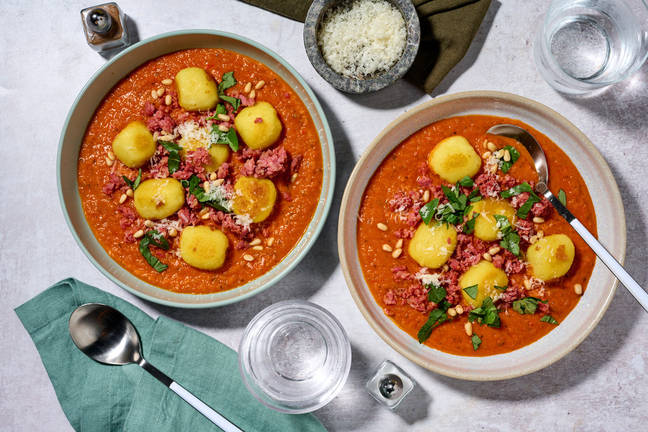 Fylld gnocchi och salsiccia i tomatsås