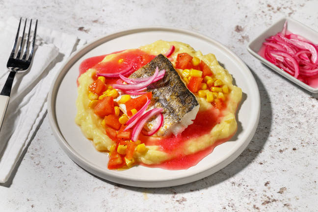 Merluza con salsa cítrica rosada y cebolla encurtida