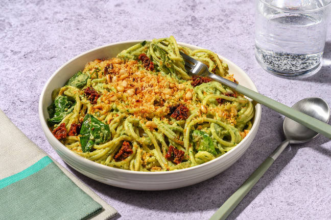 Spaghetti mit Avocado-Basilikum-Pesto
