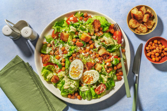 Caesar-stijl salade met knapperige kikkererwten