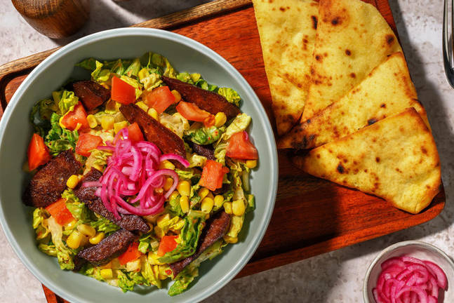 Veganes Schawarma auf buntem Salat