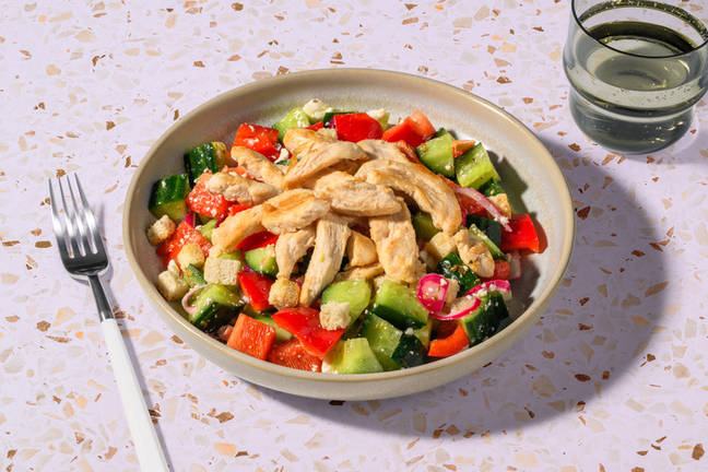 Hähnchenstreifen auf griechischem Salat