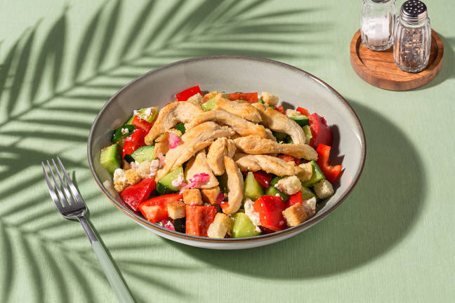 Hähnchenstreifen auf griechischem Salat