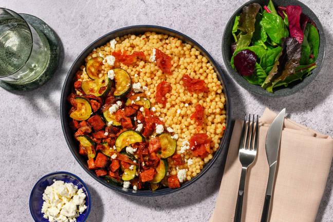 Perlencouscous mit Harissa, Chorizo und Feta