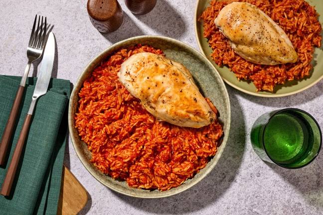 Nigerianskt jollof rice och kyckling