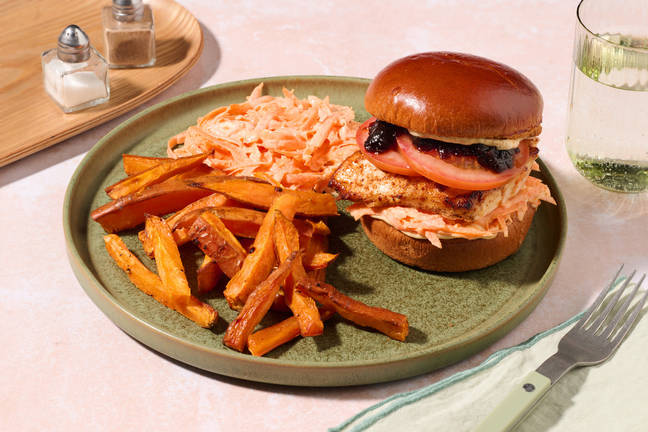 Burger poulet, tomate & compotée d'oignon