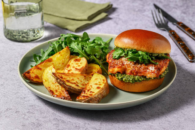 Burger au poulet parmigiana & crème de basilic