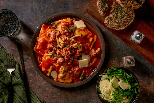 Krämig nduja-ravioli och salsiccia