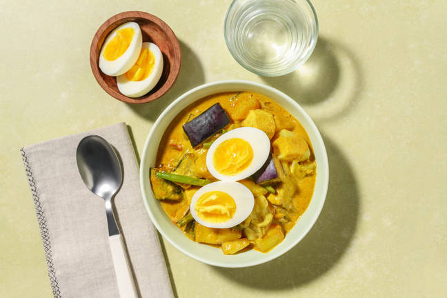 Sayur Lemak geïnspireerde gele eiercurry met pinda’s