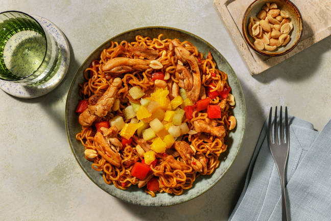 Nouilles au poulet hoisin, cacahuètes & chou-rave