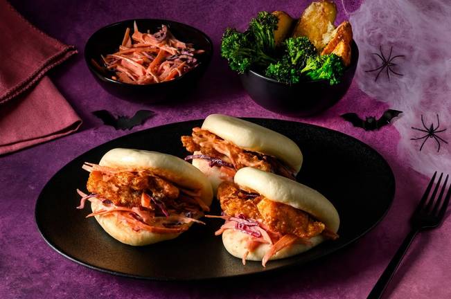 Gruselige Chicken Bao Buns mit Sriracha-Mayo