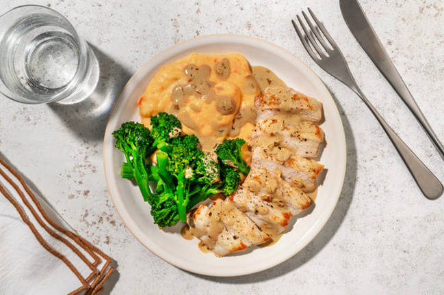 Porc grillé au thym, jus de viande & broccolini