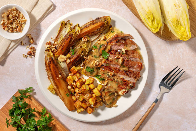 Porc sauce champignons, endives braisées & noix