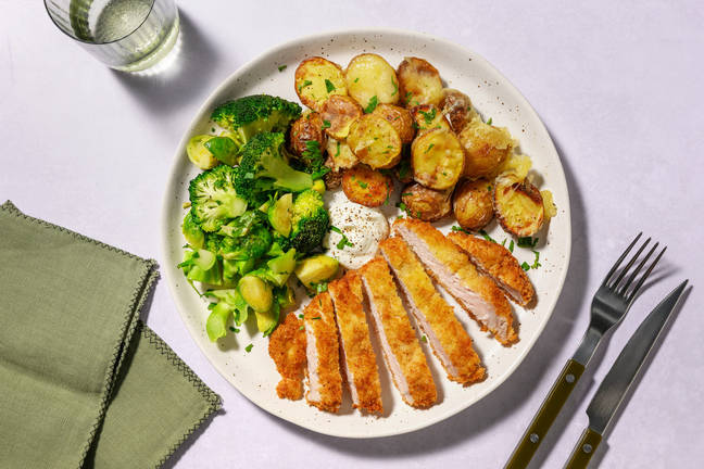 Svineschnitzel og sprøde ostetoppede kartofler