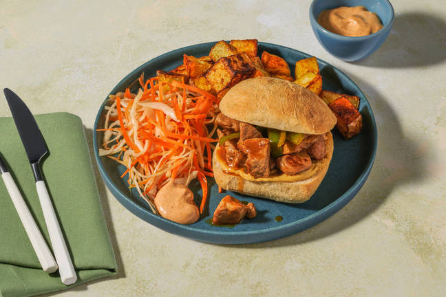 Bifana-stijl sando met varkenshaaspuntjes met piri-piri-aardappeltjes