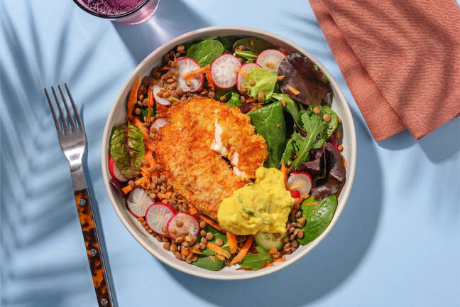 Knuspriges Fischfilet auf Salat mit Senfdressing