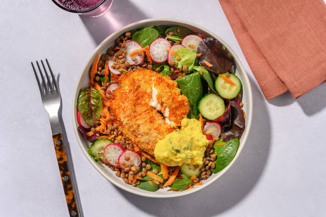 Knuspriges Fischfilet auf Salat mit Senfdressing