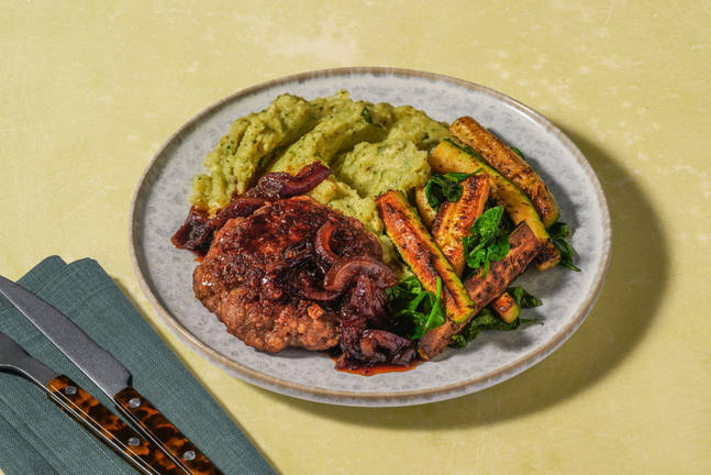 Hamburger met cheesy pesto-aardappelpuree en basilicum