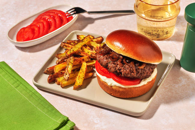 Burger au bœuf, confit d'oignon & tomate