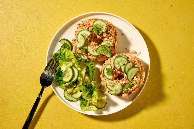 Bagel au thon épicé à la sriracha & aïoli