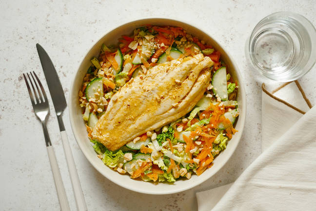 Barramundi grillé au curry & salade à la thaï