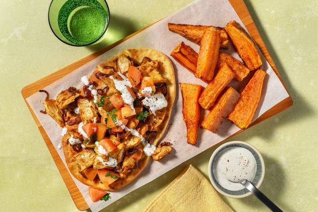 Naanbrød med vegetarbiter og tomatsalat