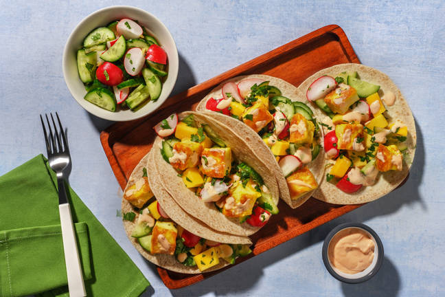 Taco's met witte grillkaas, mango en zoet-pittige chilisaus
