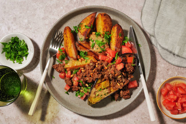 Aubergine met rundergehakt, tahini en pijnboompitten