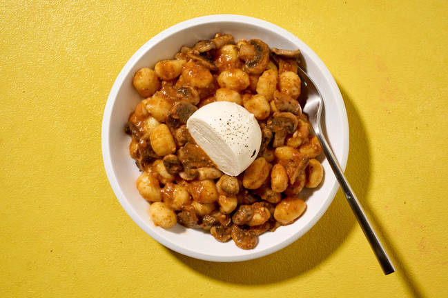 Gnocchi al funghi, mozza & pesto rosso