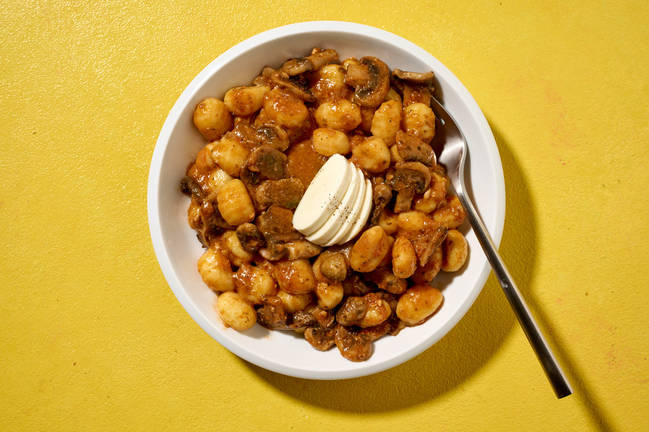 Gnocchi al funghi, mozza & pesto rosso