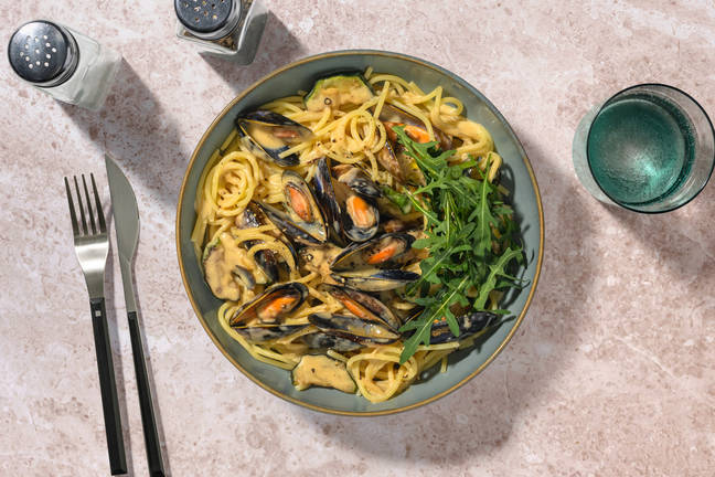 Spaghetti alle Cozze: White Wine Mussel Spaghetti