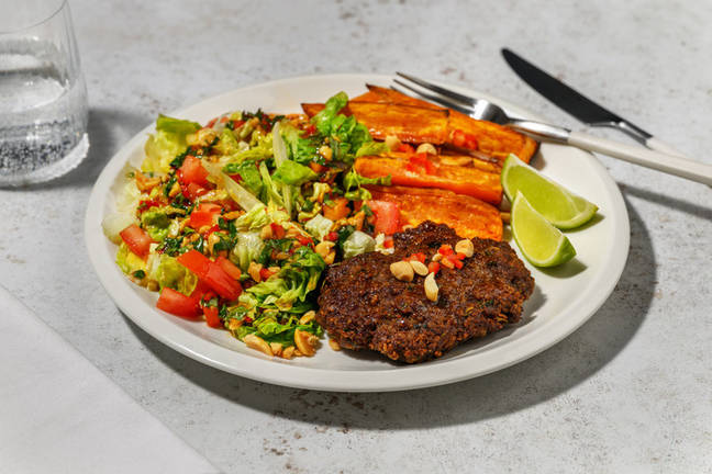 La asiática: hamburguesa al plato con cilantro