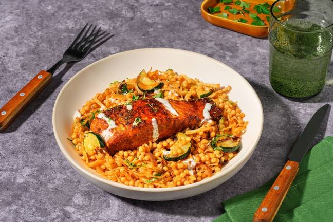 Sticky piri-pirizalm met koriander-yoghurtsaus