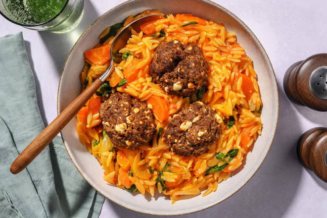 Bifteki mit Hirtenkäse auf Gemüse-Orzo