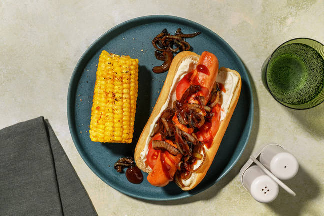 BBQ-Hot Dog mit Maiskolben und Butter