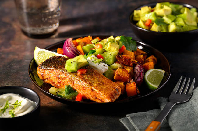 Saumon rôti, crema & salsa kiwi-avocat
