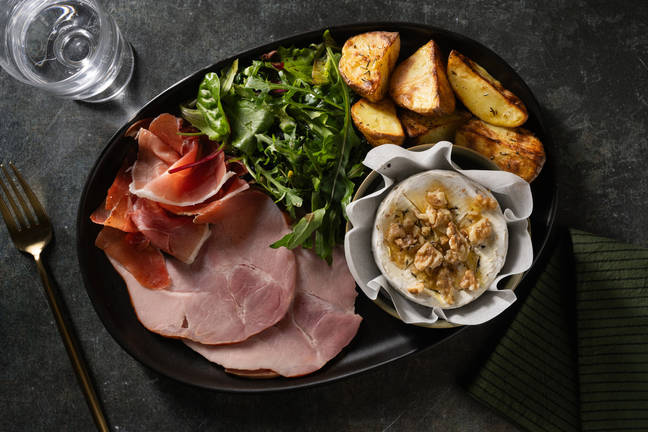 Camembert rôti miel-noix & duo de jambon